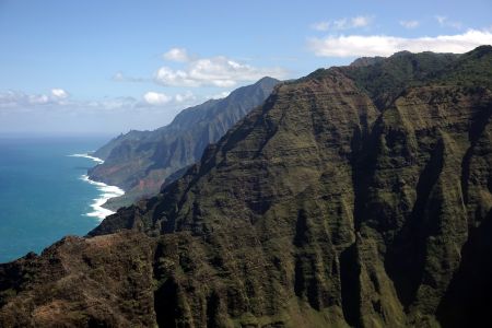 Z Nualolo Cliffs jsou neskutečné pohledy na celé divoké Napali Coast.
